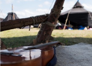 Gitarre im Zelt